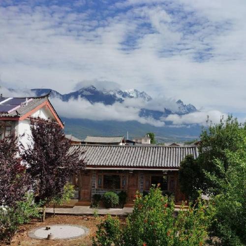 Baisha Old Town Hostel | 登巴雪山国际青年客栈