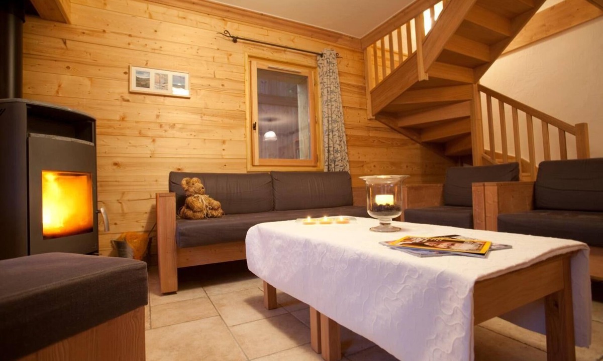 Les Bruyeres Apartment | 100m from shops, 2nd floor, terrace, balcony, fireplace or stove, tv, ski locker, 155m²