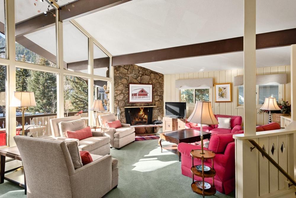 Aspen House | 118 E. Bleeker St. Upper level, Condo in Duplex with Private Deck