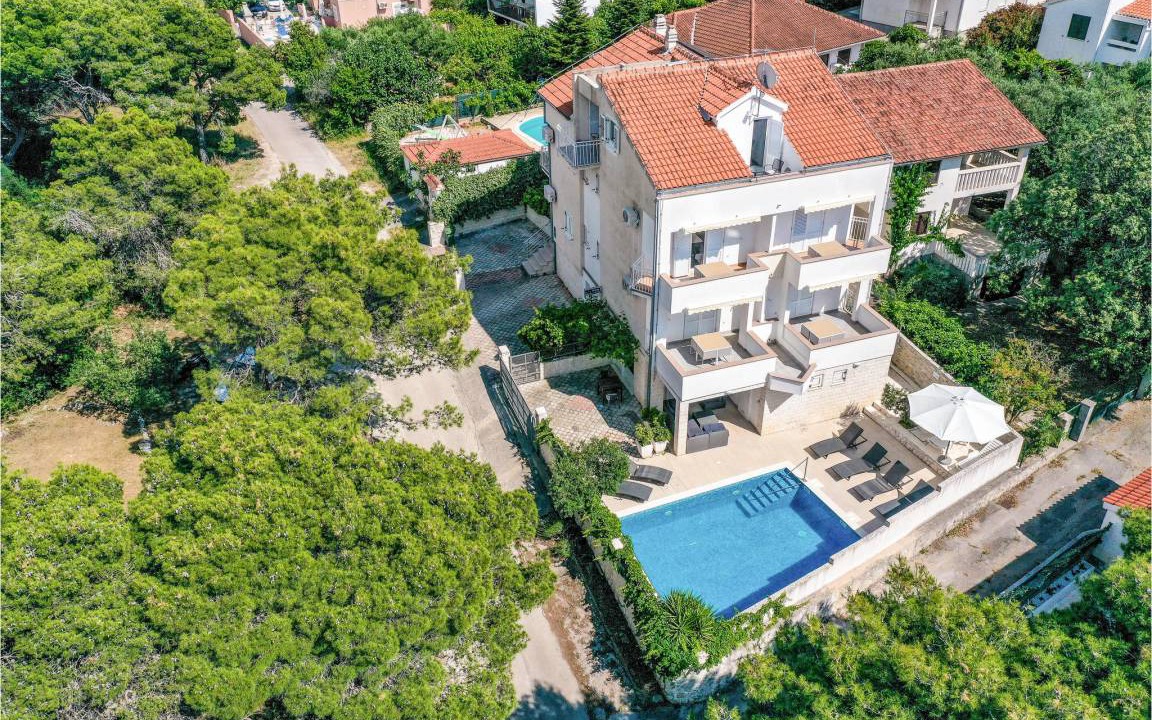 Okrug Donji House | 237 m² House ∙ 8 bedrooms ∙ 16 guests