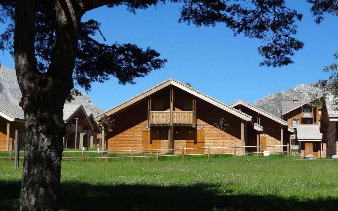 Saint-Etienne-en-Devoluy Apartment | 300m from ski slopes, 2nd floor, fitness, swimming pool, balcony, parking, tv, ski locker, 45m²