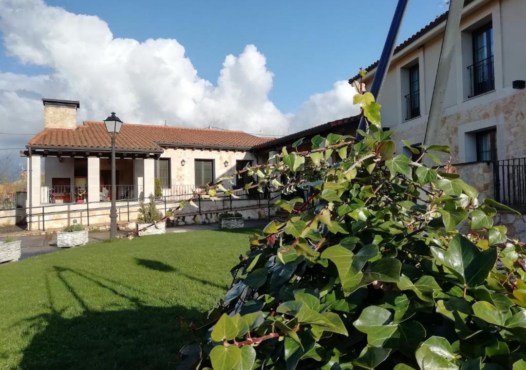 San Juan de Ortega Hotel | Alojamiento Rural La Henera