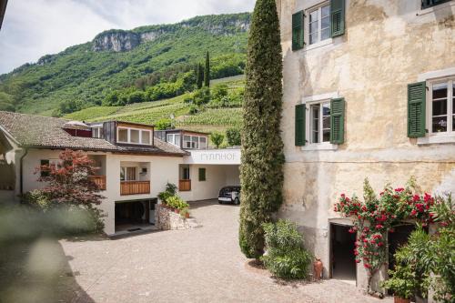 Tramin Apartment | Ansitz Rynnhof - Ferienwohnungen am Bioweinhof in Tramin, Ruhe, Wein & Aktivurlaub