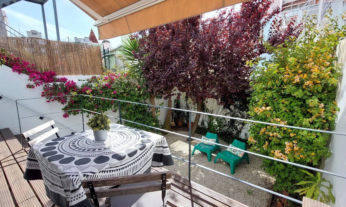 Penha de Franca Apartment | Apart. with private garden - central location/3 metro stops to historic center