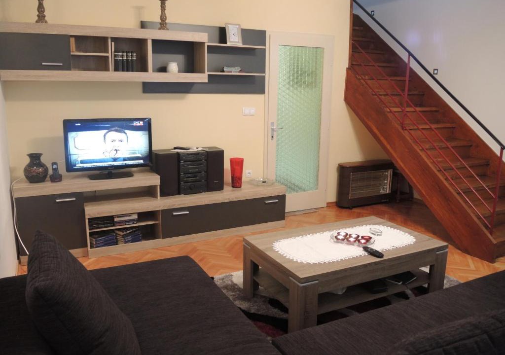 Split Apartment | Apartment In Centre for 7