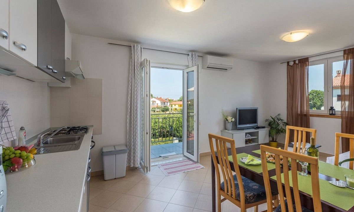 Vrvari Apartment | Apartment Nensi with Balcony near Porec