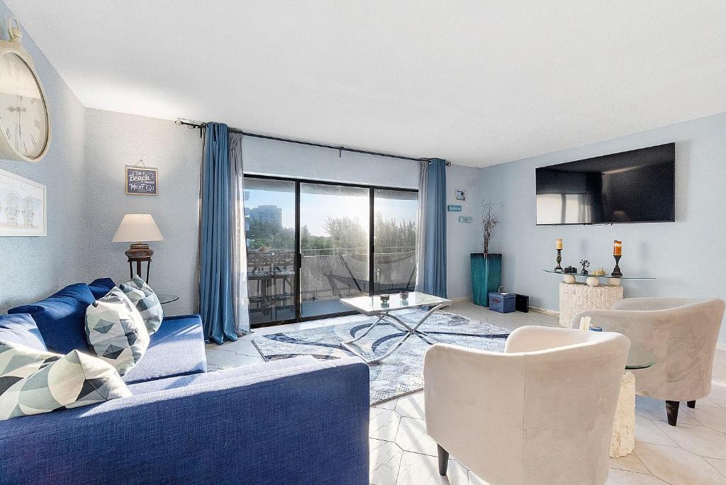 Williams Town Apartment | Beautiful Condo on the Beach in Freeport, Bahamas!