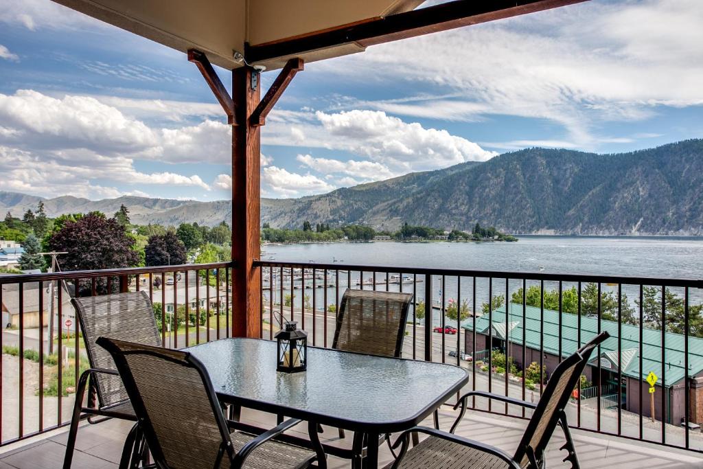 Manson Apartment | Breezy Lake Chelan Condo with Pool and Hot Tub Access!