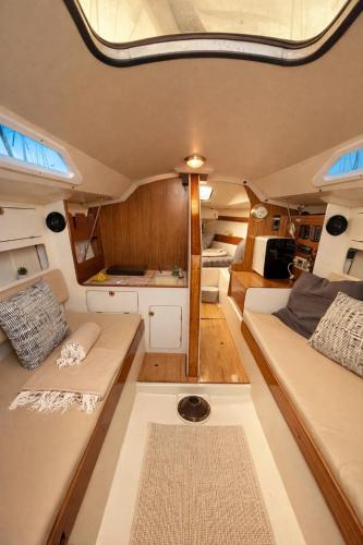 Lapa Boat Rental | Capitão Barracuda Sail&Rest