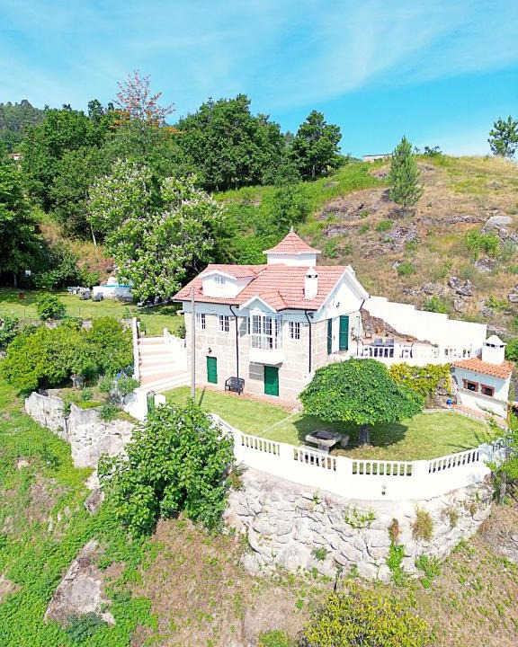 Amarante Ski Chalet | Casa dos Plátanos near the center of Amarante, Golf Course and Water Park.