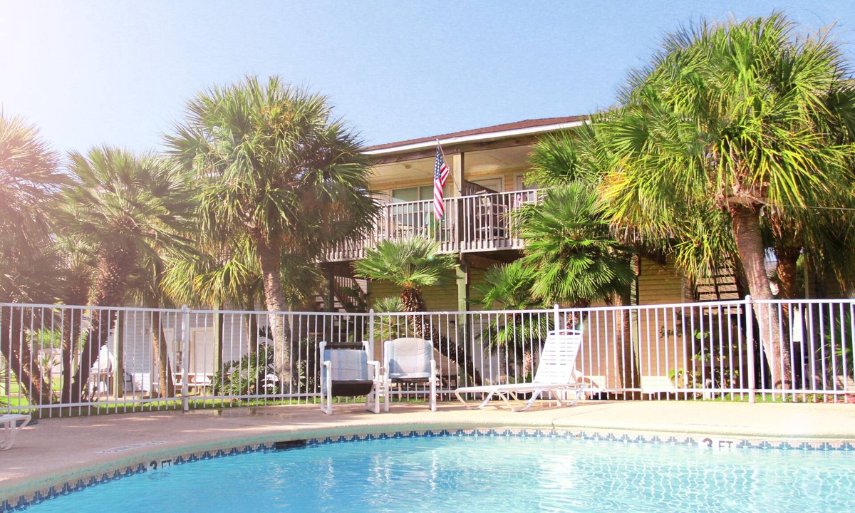 Port Aransas Condo | Charmimg Port Aransas Condo 2BR 2BTH overlooking the pool and tropical grounds