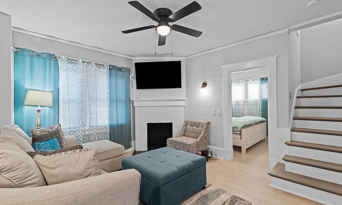 Hampton House | Charming 2 bed 1 bath near Langley Air Force Base