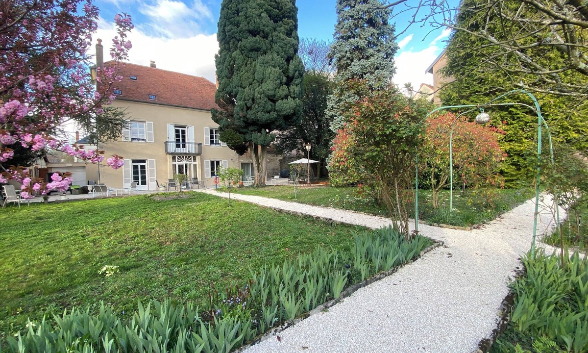 Lons-le-Saunier House | Charming house with garden in the heart of Lons-le-Saunier.