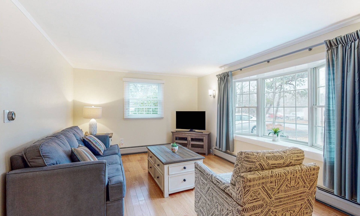 East Harwich House | Charming ranch home with fast WiFi, central air conditioning, & a washer/dryer