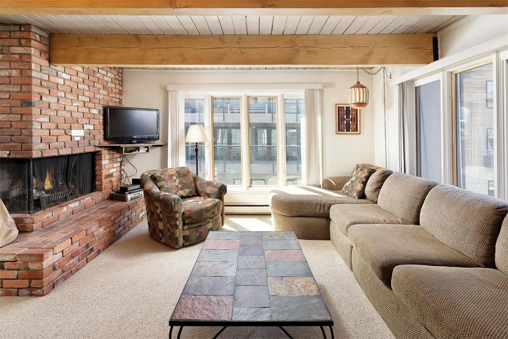 Aspen House | Chateau Dumont Unit 14, Spacious 3 Bedroom Condo, 1 Block from Downtown Aspen