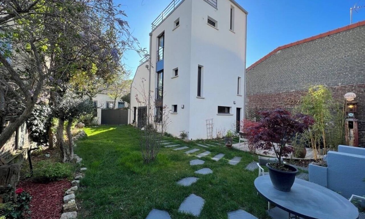Malakoff House | Chic, Artistic Vintage Villa, 10 minutes from downtown Paris; Absolutely quiet, with a garden and terraces