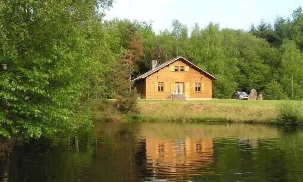Moux-en-Morvan Ski Chalet | Comfortable waterside chalet with private pond fishing in the Morvan.