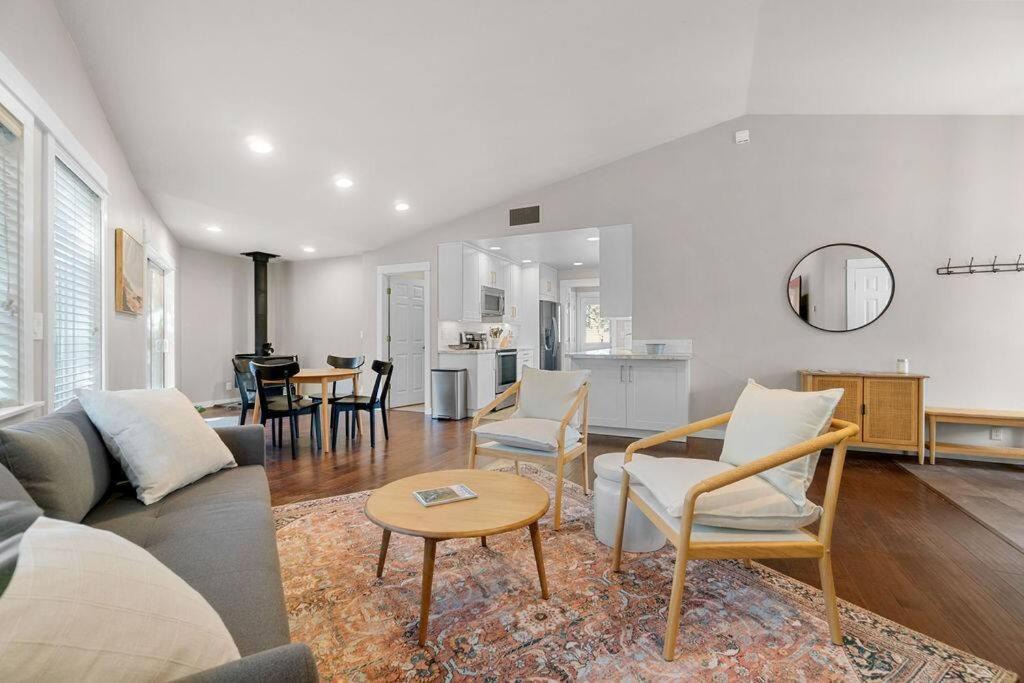 Bend House | Comfy, Cozy, Conveniently Located 3br/2ba House