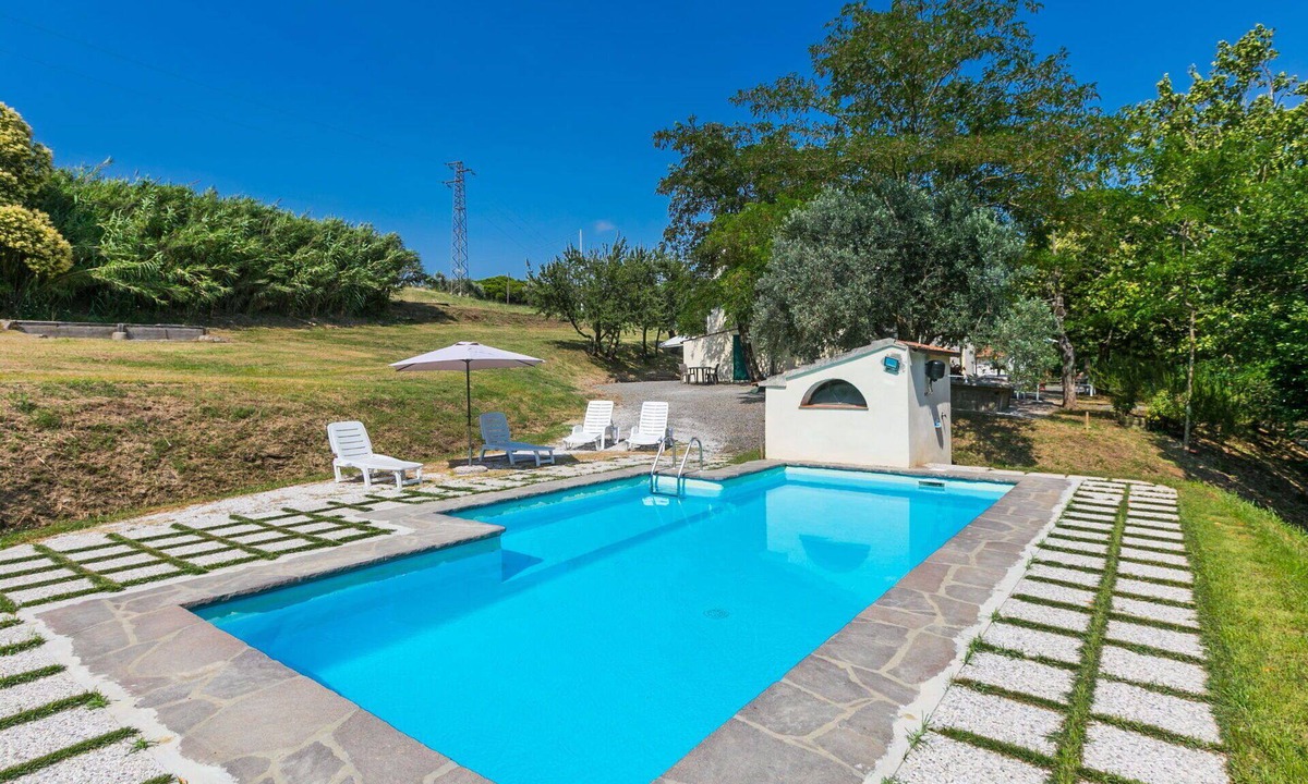 Rosignano Marittimo Villa | Cosy apartment in villa for 10 people with pool, TV and pets allowed