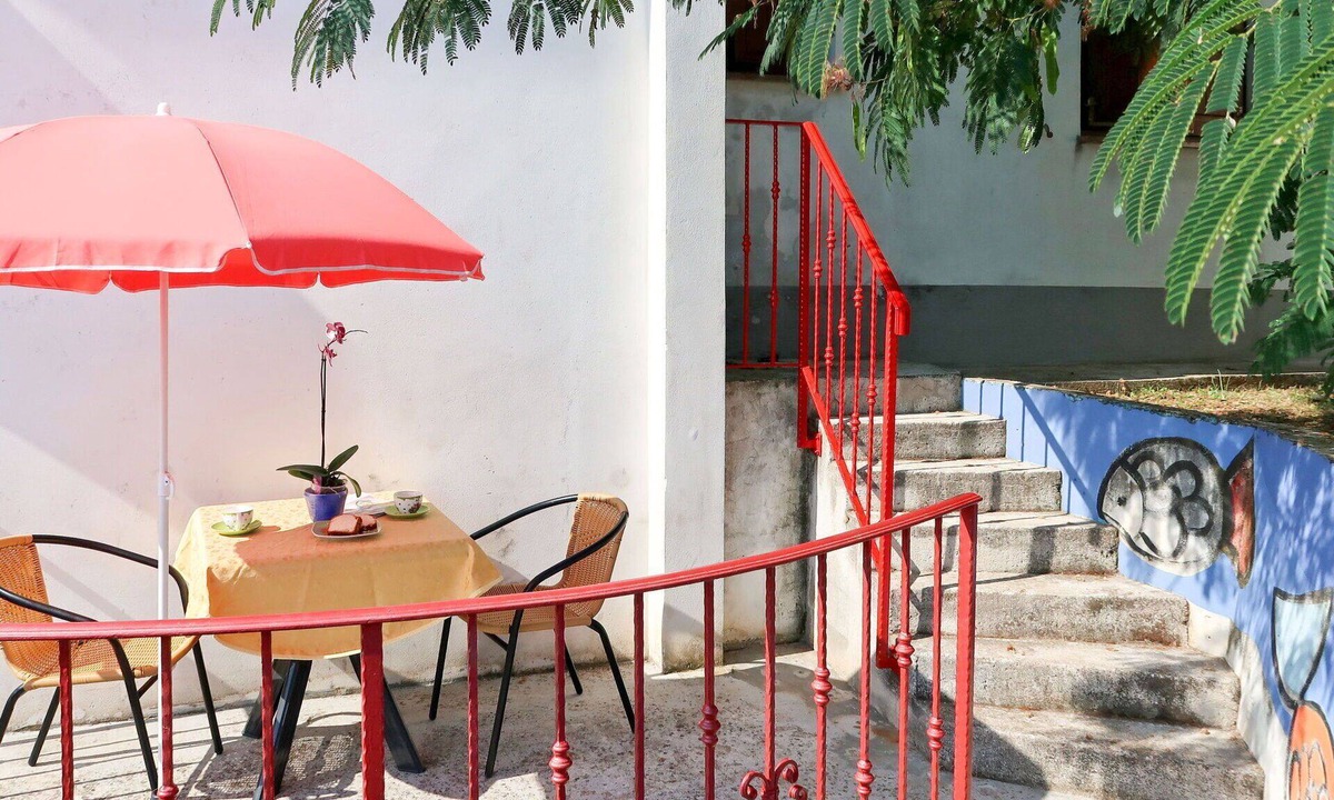 Crni Apartment | Cosy apartment for 2 guests with WIFI, A/C, TV, terrace and pets allowed
