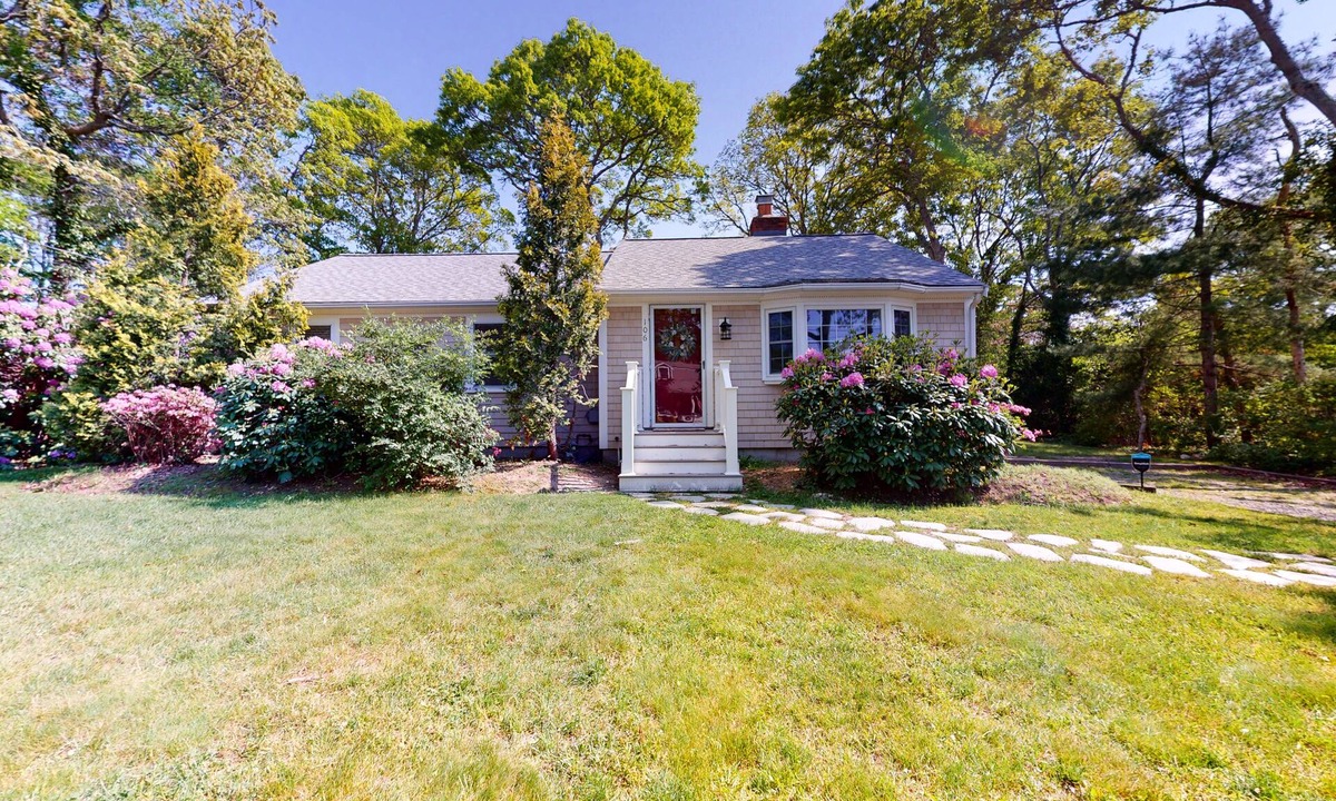 Hyannis House | Cozy Cape home, Wifi, outdoor shower and deck - minutes to beach