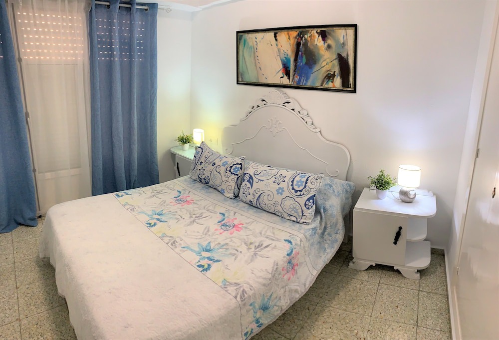 Alicante Hotel | Delightful 3 Bedroom Apartment with Terrace Esp1ev