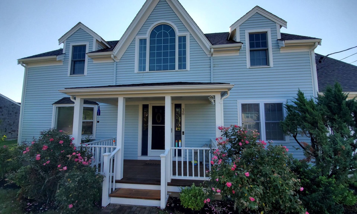 Barnstable House | Family-Friendly Oceanfront Haven, 4 bed, 2 bath sleeps 10. EZ beach access w. AC