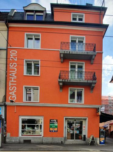 Gewerbeschule House | Gasthaus 210
