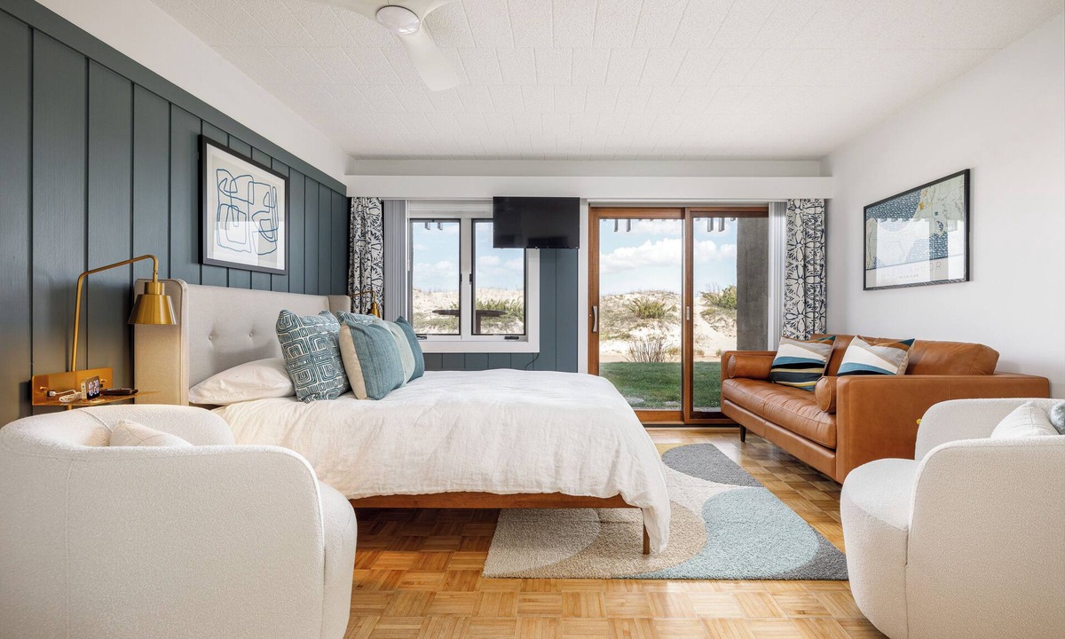 Maple City Apartment | Glen Arbor Riverfront Retreat: Steps to Beach!