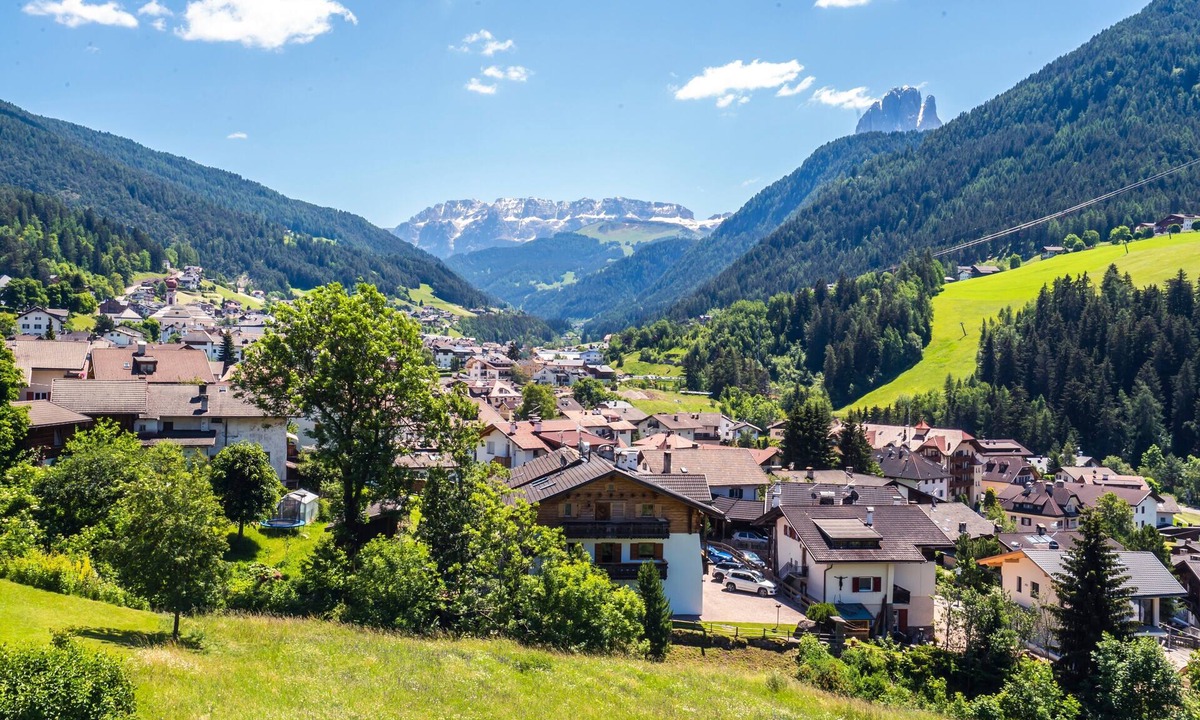 Ortisei Apartment | Holiday Apartment "Niuasi" with Mountain View, Terrace and Wi-Fi