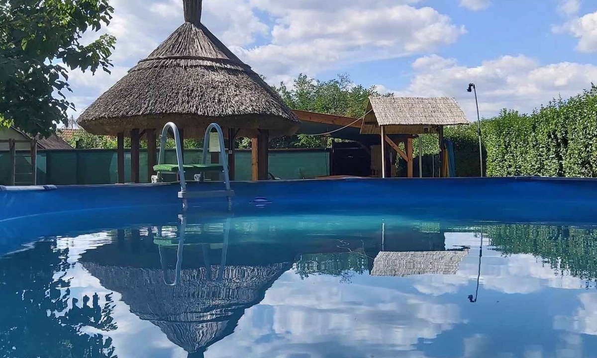 Tiszafured House | Holiday home with outdoor pool, air conditioning and WiFi