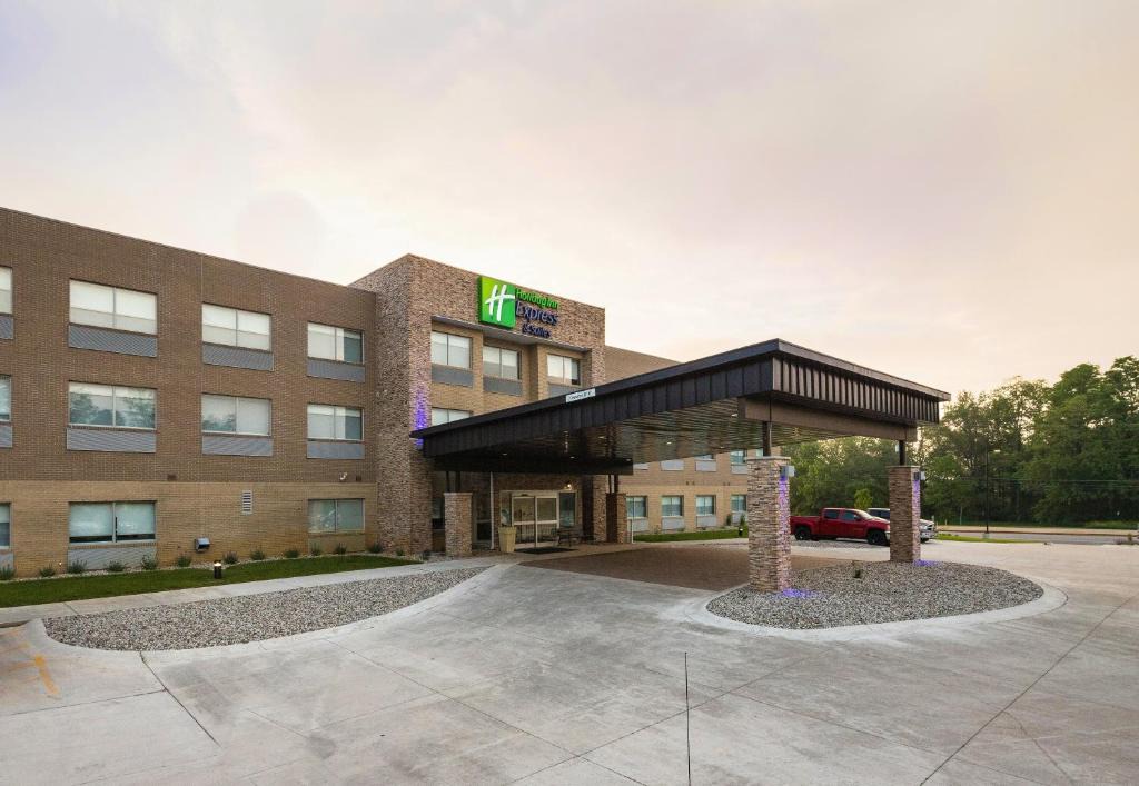 Portage Hotel | Holiday Inn Express & Suites - Portage by IHG
