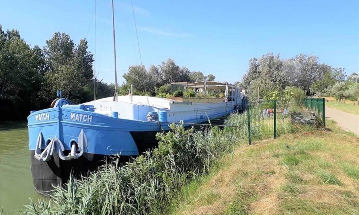 Arles Boat Rental | Insolite cabine sur Bateau péniche. Tout le confort, direct nature, proche Arles