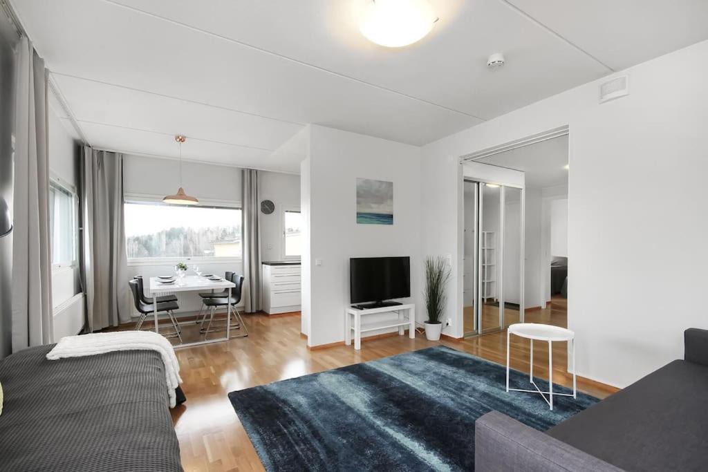 Espoo Centre Apartment | Kotimaailma - Iso ja valoisa kaksio, Espoon Keskustassa