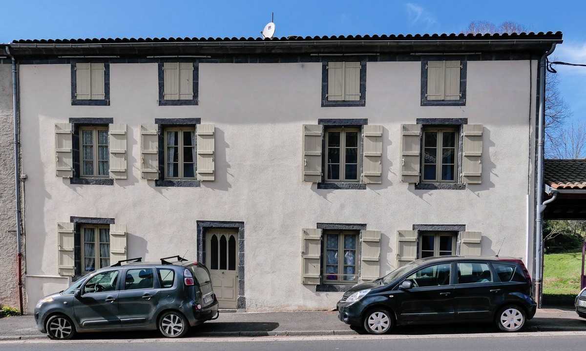 Pontgibaud House | Large family home with enclosed garden – castle view – near Vulcania