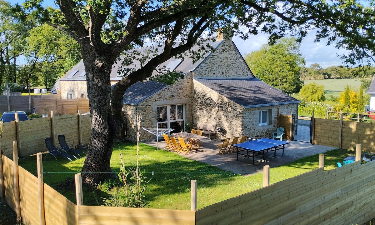 Ambon House | Longère PMR in dead-end enclosed garden. 15 minutes from the beaches and Golf du Morbihan