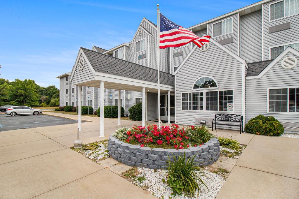 Manistee Hotel | Microtel Inn and Suites Manistee