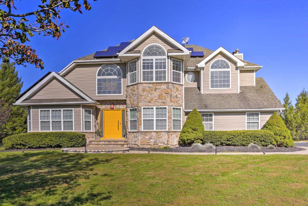 Miller Place Villa | Miller Place Getaway with Pool about 4 Mi to Beach!