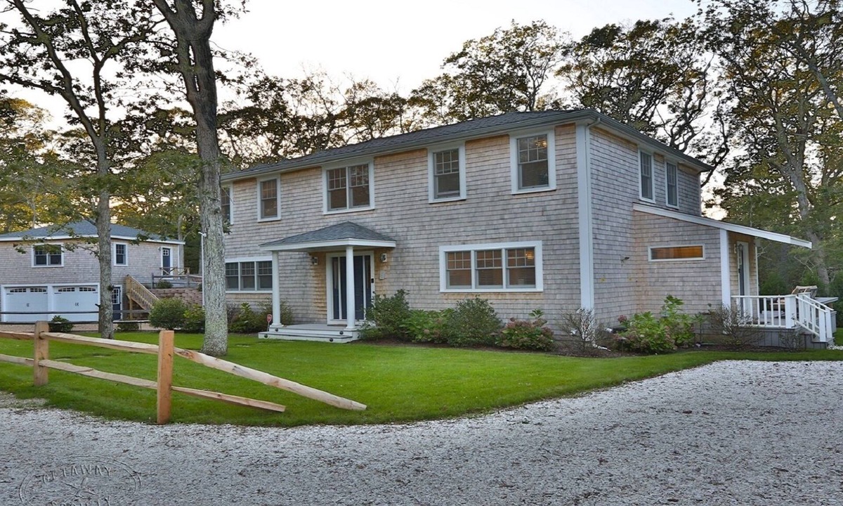 East Chop House | Modern, luxury 5-bed, 4.5-bath w/full basement! Now booking for 2026!