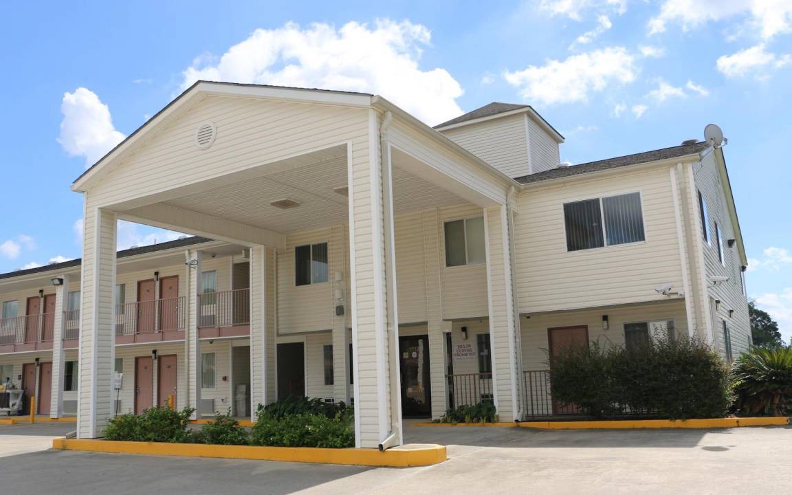 Gonzales House | Motel ∙ 127 guests