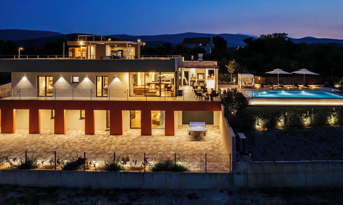 Zmijavci Villa | NEW! Luxury villa Colorful with 60 sqm heated pool, 6 rooms, sauna, jacuzzi