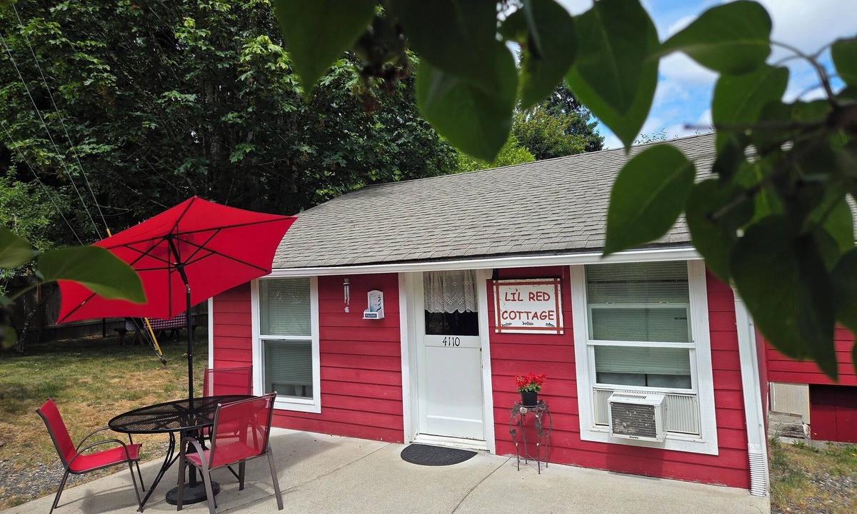 East Olympia Cottage | Offut Lake! Pet friendly cottage with lake access. Bring your fishing rod!