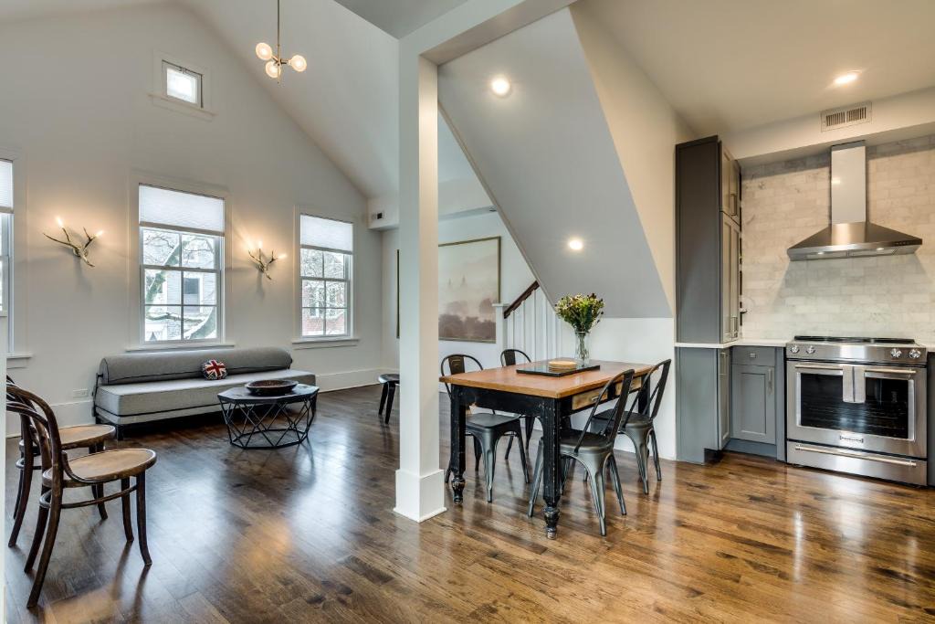 Old Town Triangle Apartment | Old Town Chicago at it's finest! Pet Friendly & Recently Renovated Top-Floor Condo Has Everything You Need for a Perfect Windy City Getaway condo