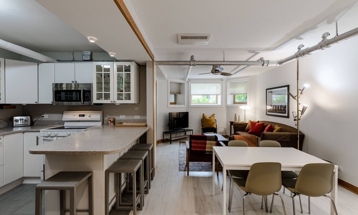 Ukrainian Village Apartment | Quiet Oasis Only Minutes from Downtown - Friendly Neighborhood! by AllSet Turnover