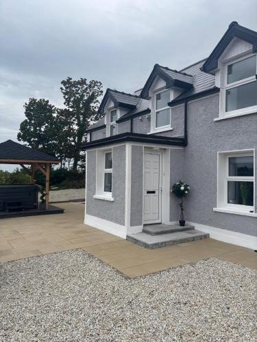Leinster House | Rose Cottage at Hilltop Hideaway