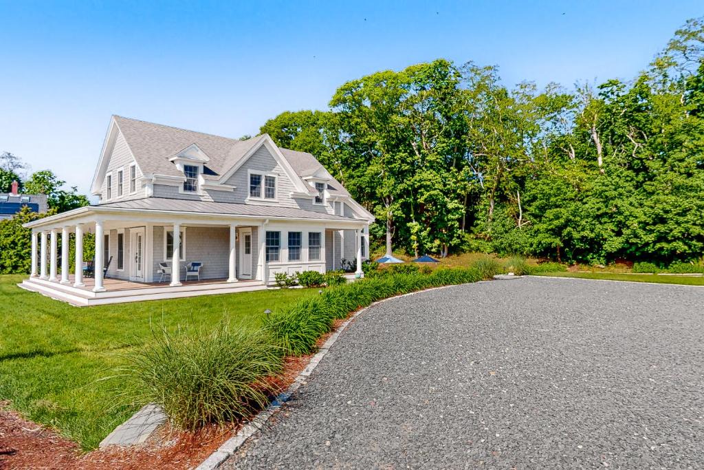 Wellfleet House | School Street Gardens