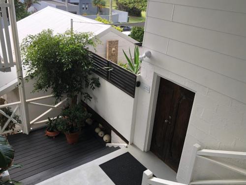 Sapphire Beach House | Shorebreak Studio Apartments