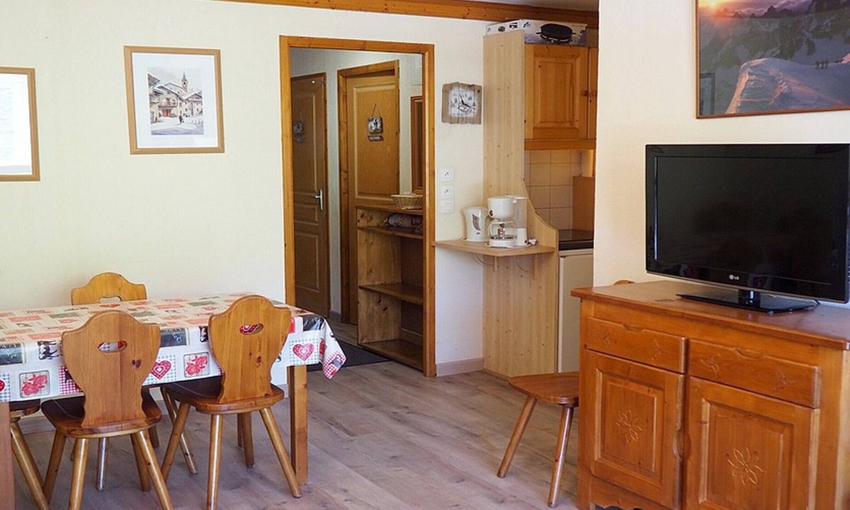 Les Bruyeres Apartment | Spacious apartment, ski-in/ski-out, balcony, 3 rooms, Les Menuires
