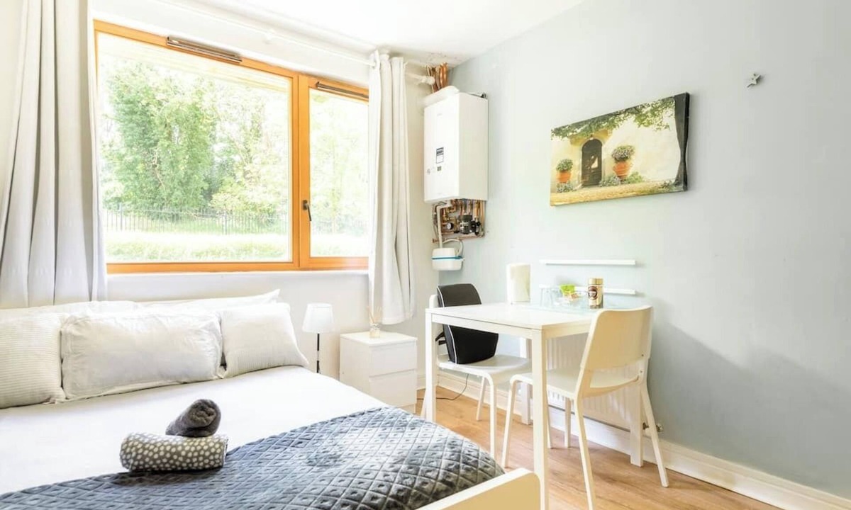 Stepaside Apartment | Spacious room with a relaxing view