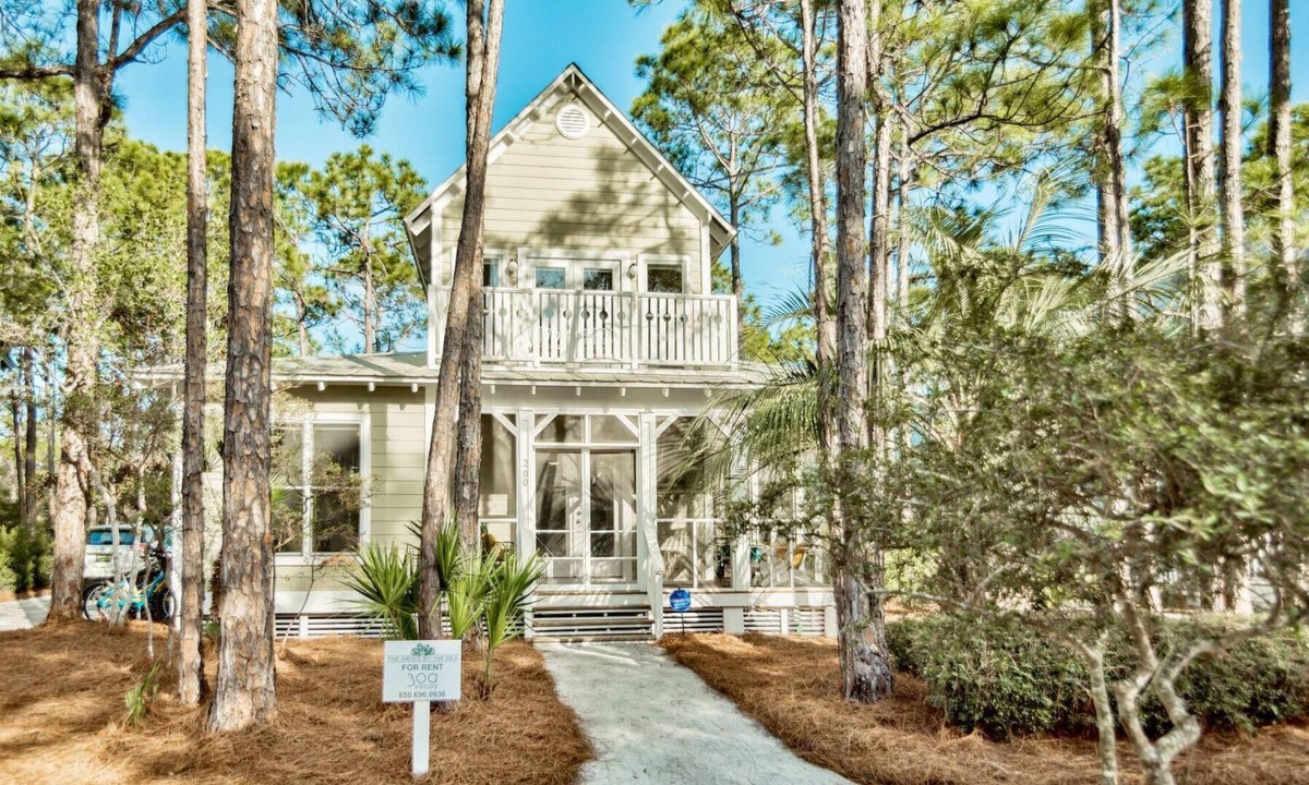 Seagrove Beach House | Steps from the pool and Beach - Renovated - `Texas Tide` - 4 bikes included
